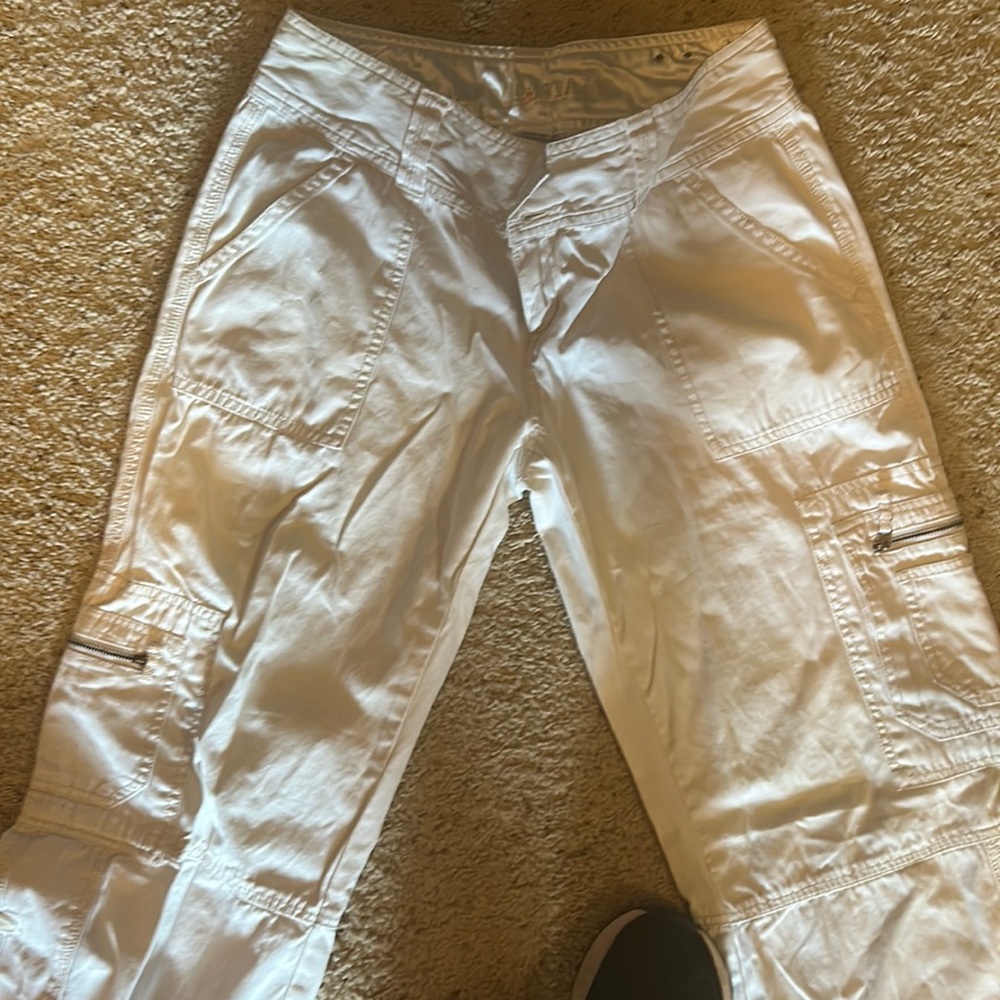 Cute women’s white cargo pants! All the rage:)